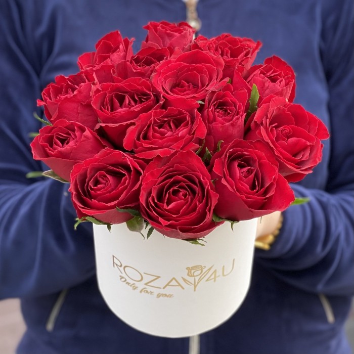 15 красных роз в коробке